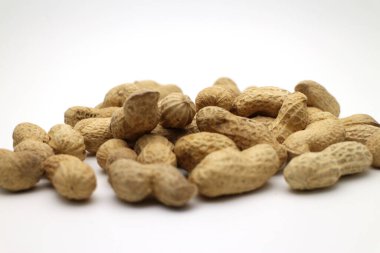 Beyaz arka planda kavrulmuş fıstık