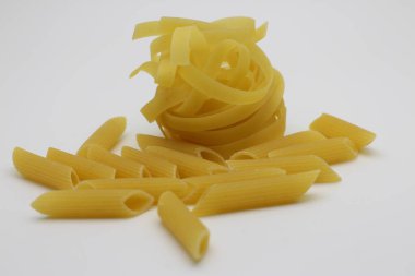 Beyaz arka planda İtalyan makarnası.