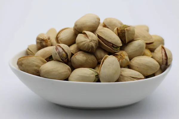 Salty Pistachio Nute Белом Фоне — стоковое фото