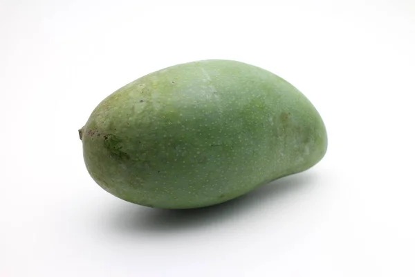 Fresh Green Mango Белом Фоне — стоковое фото