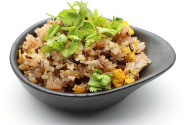 Çin usulü kızarmış pirinçleri kişniş yapraklarıyla kaplayın.