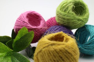 Beyaz Arkaplanda El İşleri için Renkli İplikler