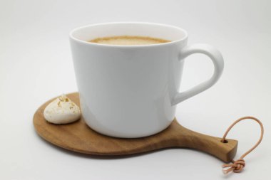 Beyaz fincanda sıcak kahve, beyaz arka plan.