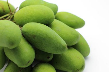 Beyaz arkaplanda taze organik mangoyu kapat