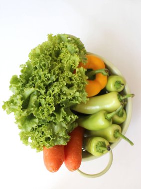 Beyaz arkaplanda yemek pişirmek için taze organik sebze