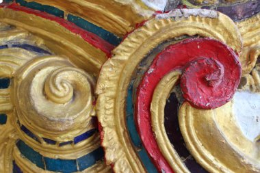 Tayland Tapınağı 'ndaki renkli sıva detaylarını kapat.