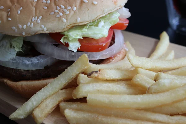 Närbild Hamburger Med Pommes Frites — Stockfoto