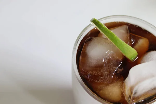 Bebidas Com Refrigerante Cobertas Com Uma Fatia Limão — Fotografia de Stock