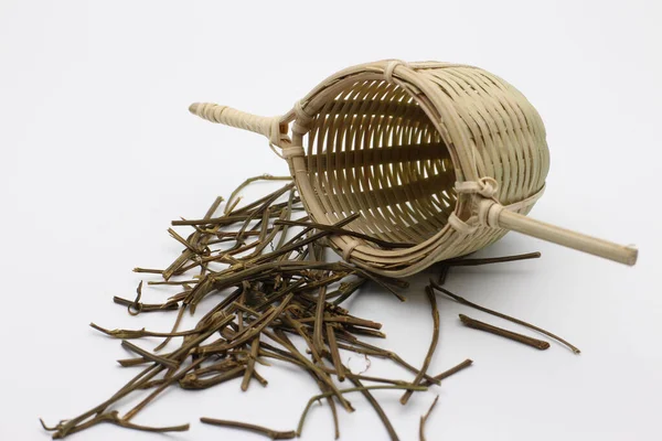 Çay Yaprakları ve Bambu Çay Süzgeci