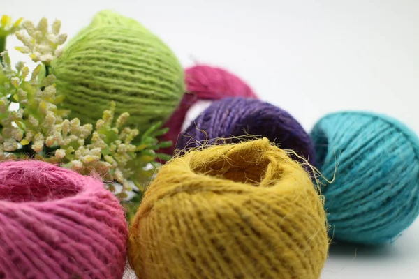 Beyaz Arkaplanda El İşleri için Renkli İplikler