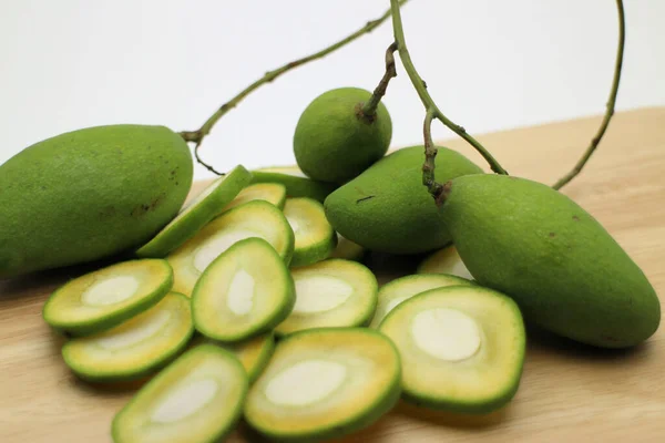 Gros Plan Mangue Bio Fraîche Sur Fond Blanc — Photo