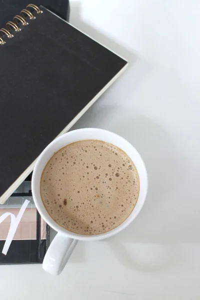 Heißer Kaffee Kekse Und Schwarzbuch Auf Weißem Hintergrund — Stockfoto