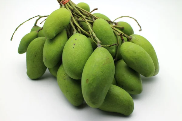 Zöld Organikus Mango Fehér Alapon — Stock Fotó
