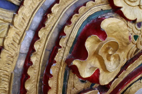 Tayland Tapınağı 'ndaki renkli sıva detaylarını kapat.