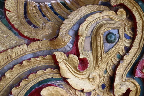 Tayland Tapınağı 'ndaki renkli sıva detaylarını kapat.