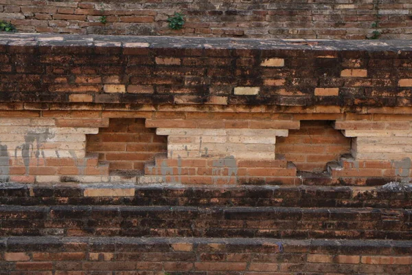 Starożytna Ściana Stara Zardzewiała Czerwona Cegła Tajskiej Świątyni — Zdjęcie stockowe