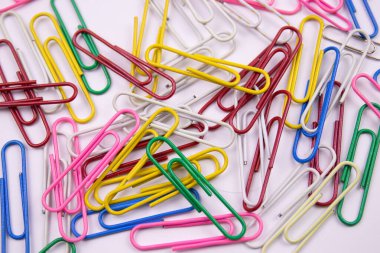 Beyaz arka planda renkli ataçlar