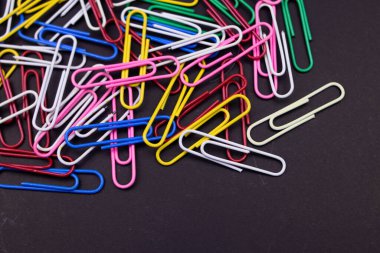 Siyah arkaplanda renkli ataçlar