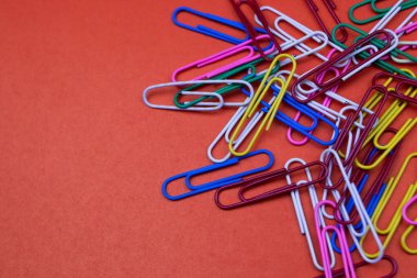 Turuncu arkaplanda renkli ataçlar