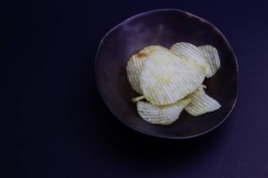 Siyah arka planda patates cipsi satıyorum.