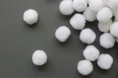 Gri Arkaplanda Beyaz Ponpon