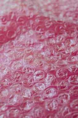 Pembe arkaplanda şeffaf baloncuk paketini kapat