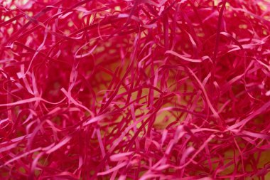 Pembe Arkaplanda Kırmızılı Kağıt