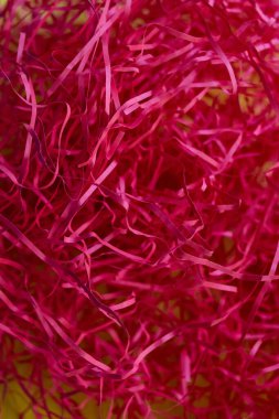 Pembe Arkaplanda Kırmızılı Kağıt