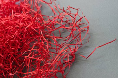 Kırmızılı Kağıt Gri Arkaplanda