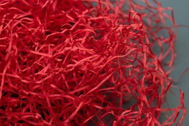 Kırmızılı Kağıt Gri Arkaplanda