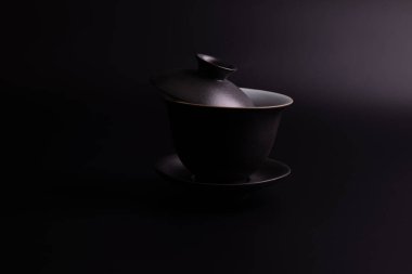 Siyah Çin Çay Fincanı Siyah Arkaplanda