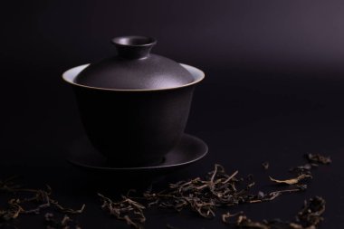 Siyah Çin Çay Fincanı Siyah Arkaplanda