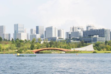 Chengdu Xinglong Gölü CITIC Kitapevi, Çin 'in Tianfu Yeni Bölgesi' nde Xinglong Gölü kıyılarında yer almaktadır. Bu fotoğraf 9 Temmuz 2025 tarihinde çekilmiştir. Chengdu, Çin