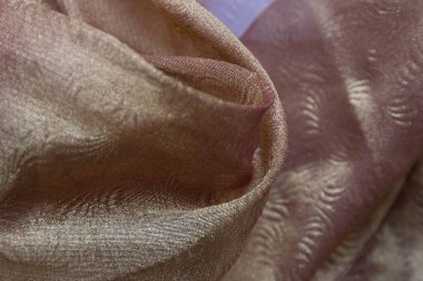 Işıldayan, renk değiştiren etki, genellikle farklı renklerde dokuma iplikleriyle oluşturulan yanardöner kumaşın bir karakteristiğidir. Kumaşın katıksız, hafif kalitesine bakılırsa bir tür ipek metalik yakut şifon olabilir. 