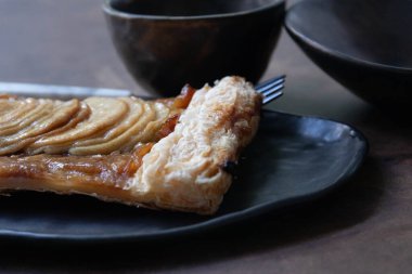 Siyah arka planda lezzetli elmalı tart.