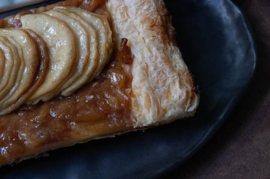 Siyah arka planda lezzetli elmalı tart.