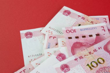 100 Yuan 'lık Çin banknotlarının yakın plan görüntüsü fan benzeri bir şekilde dizilmiş.