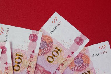 100 Yuan 'lık Çin banknotlarının yakın plan görüntüsü fan benzeri bir şekilde dizilmiş.