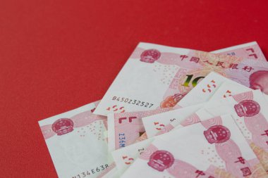 100 Yuan 'lık Çin banknotlarının yakın plan görüntüsü fan benzeri bir şekilde dizilmiş.