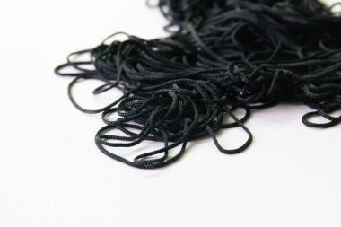 beyaz arkaplanda siyah pamuk iplikçikleri