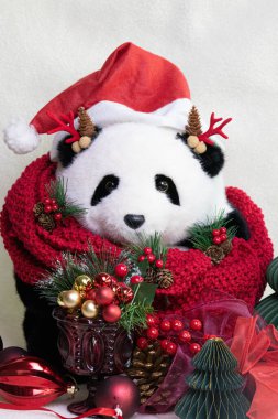 Lüks bir panda oyuncağı tam bir tatil havasına bürünür. Donmuş böğürtlen ve küçük dekoratif aksanlarla süslenmiş kırmızı bir eşarba sarılır..