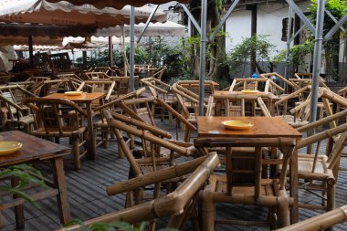 Koyu kırmızı bir zemin üzerinde turuncu bir set bulunan minimalist natüralist bir yaşam zenginliği, şansı ve bolluğu simgeliyor. Arkasında cesur siyah Çinli karakter duruyor. Yani iyi şans veya iyi talih..