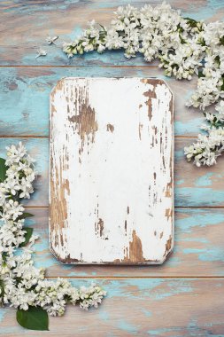 Eski ahşap tahta ve mavi ahşap arka planda beyaz leylak çiçekleri. Kopya alanı olan bahar çiçekleri kompozisyonu. Genel görünüm, boşluğu kopyala