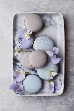 Çok renkli mermer kaplama çiçekli pastel kurabiyeler.