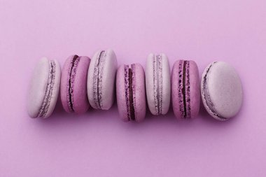 Menekşe ve leylak desenli badem kurabiyeleri menekşe arka planda