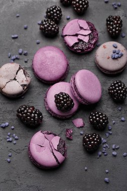 Siyah beton arka planda mor ve leylak badem ve böğürtlen