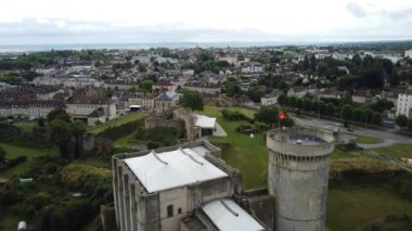 Normandiya 'nın göbeğinde yer alan Chateau de Falaise, yemyeşil alanlar arasında gururla duruyor. Bu tarihi kale, yaz gökyüzünde tembelce sürüklenen bulutlar gibi çarpıcı manzaralar sunuyor..
