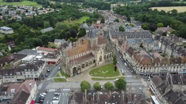 Sersemletici hava manzarası bulutlu bir yaz gününde Falaise 'in güzelliğini yakalar. Büyüleyici kasaba, yemyeşil manzaralar ve huzurlu bir atmosferle çevrili tarihi mimariyi gözler önüne seriyor..