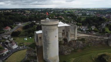 Yazın karamsar bulutların üzerine çöken çarpıcı Chateau de Falaise 'i keşfedin. Şato gururla duruyor, zengin tarihini ve nefes kesici manzarasını gözler önüne seriyor..