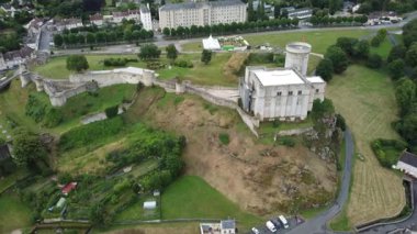Bulutlu bir yaz gününde Falaise Şatosu 'nu keşfedin. Antik mimari bereketli yeşilliğin ortasında gururla duruyor. Herkesi zengin tarihi ve güzelliğinin kıymetini bilmeye çağırıyor..